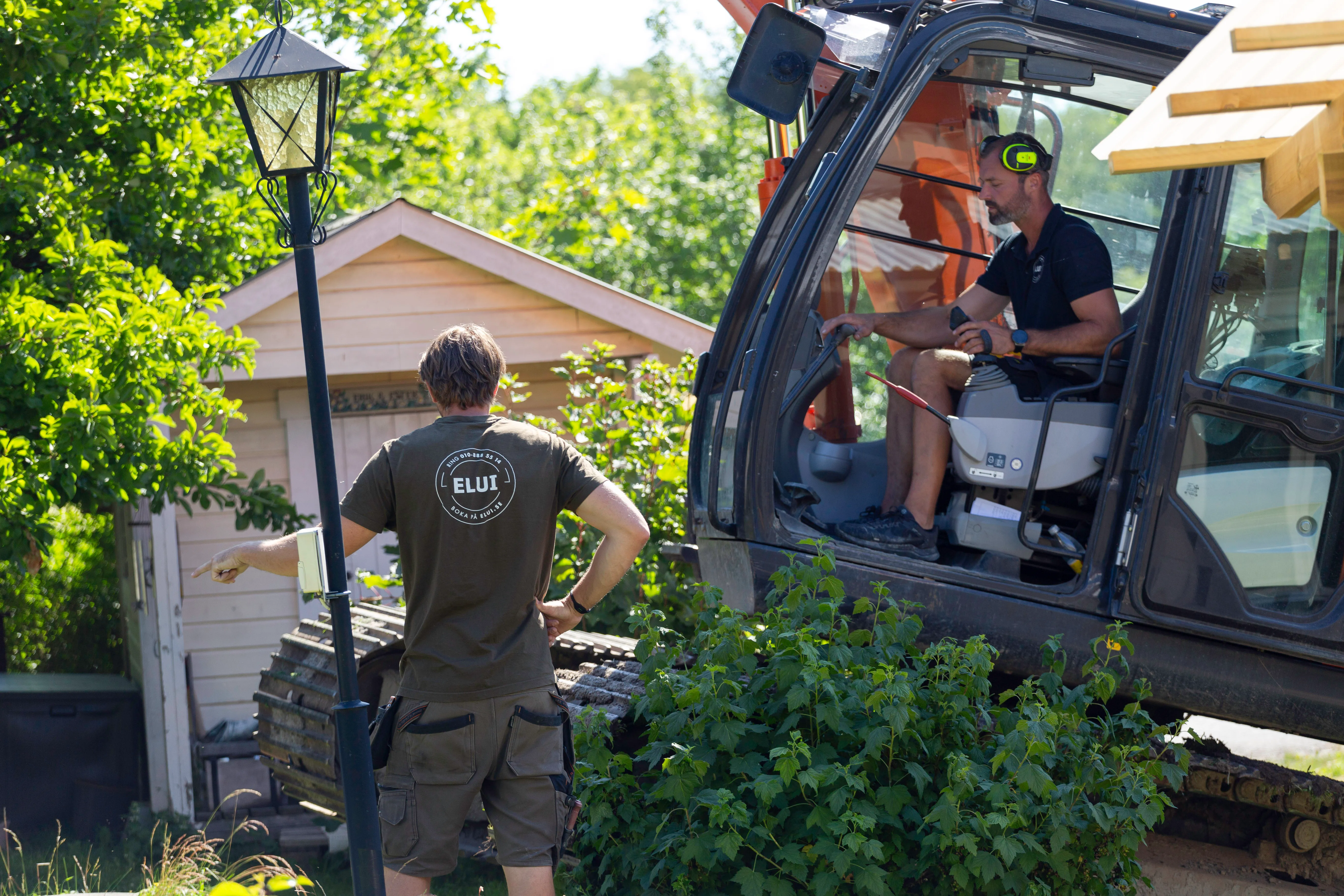 Elui-teamet i arbete med grävmaskin