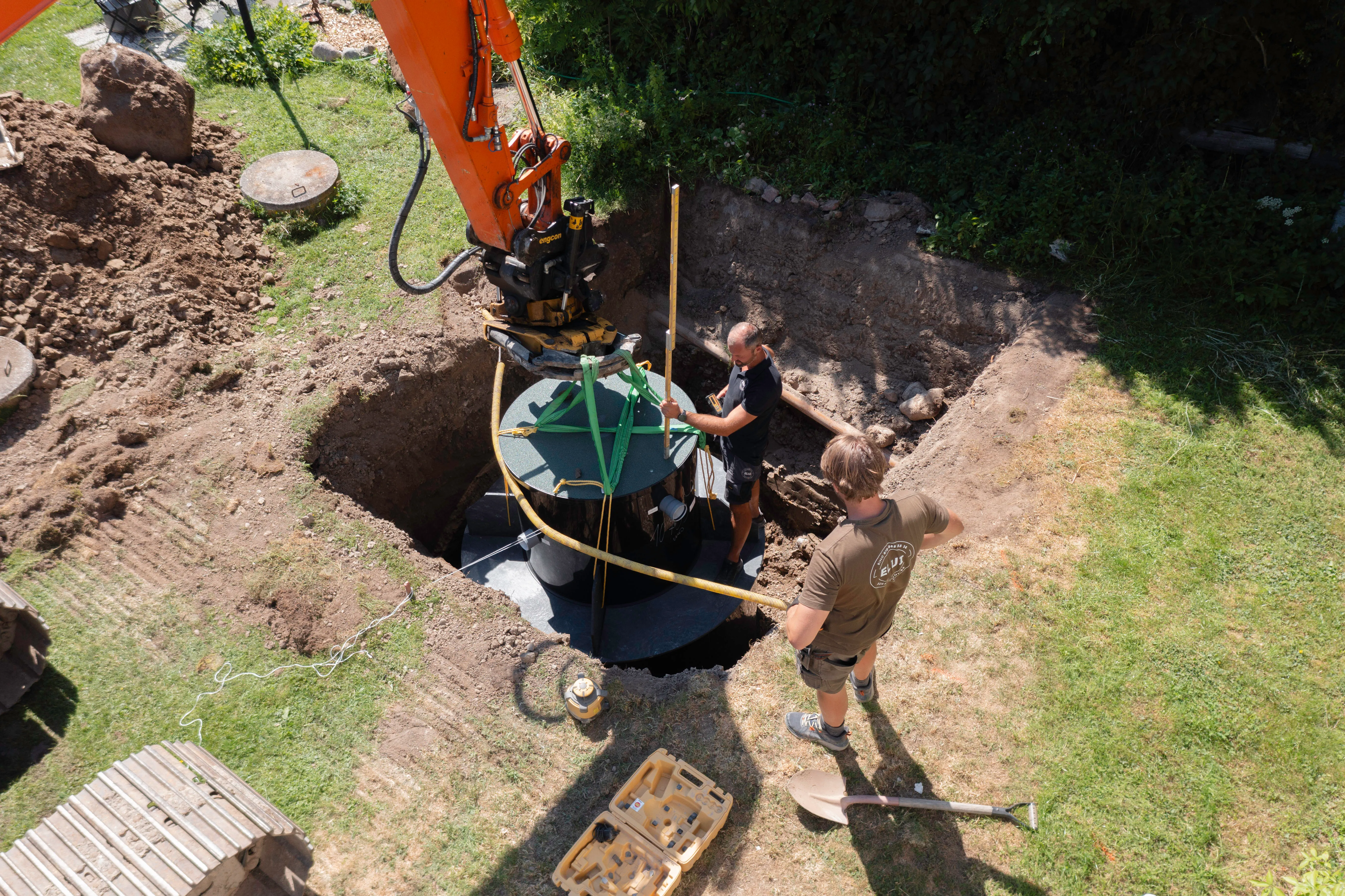 Elui-teamet installerar minireningsverk i trädgård