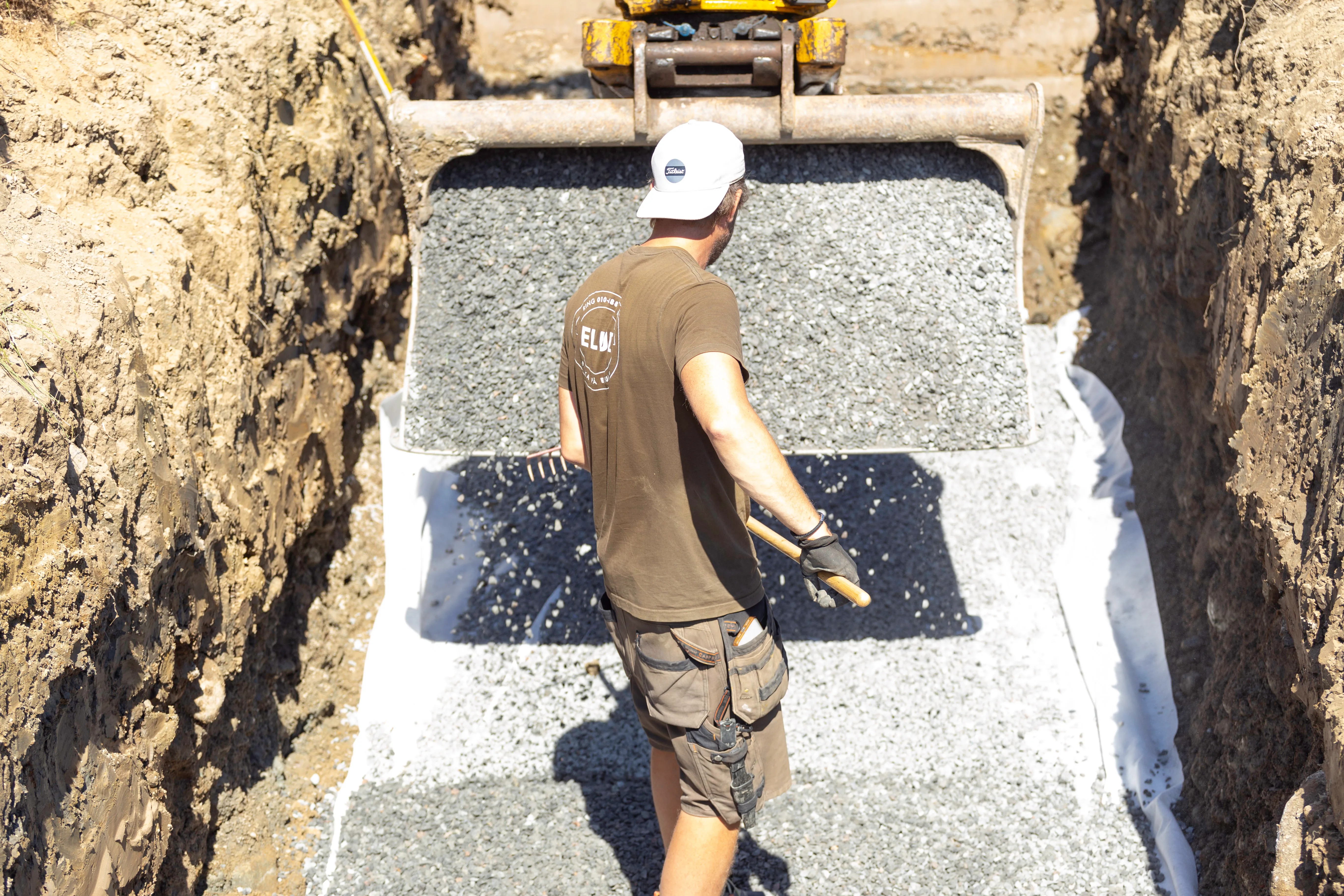 Elui-medarbetare utför markarbete