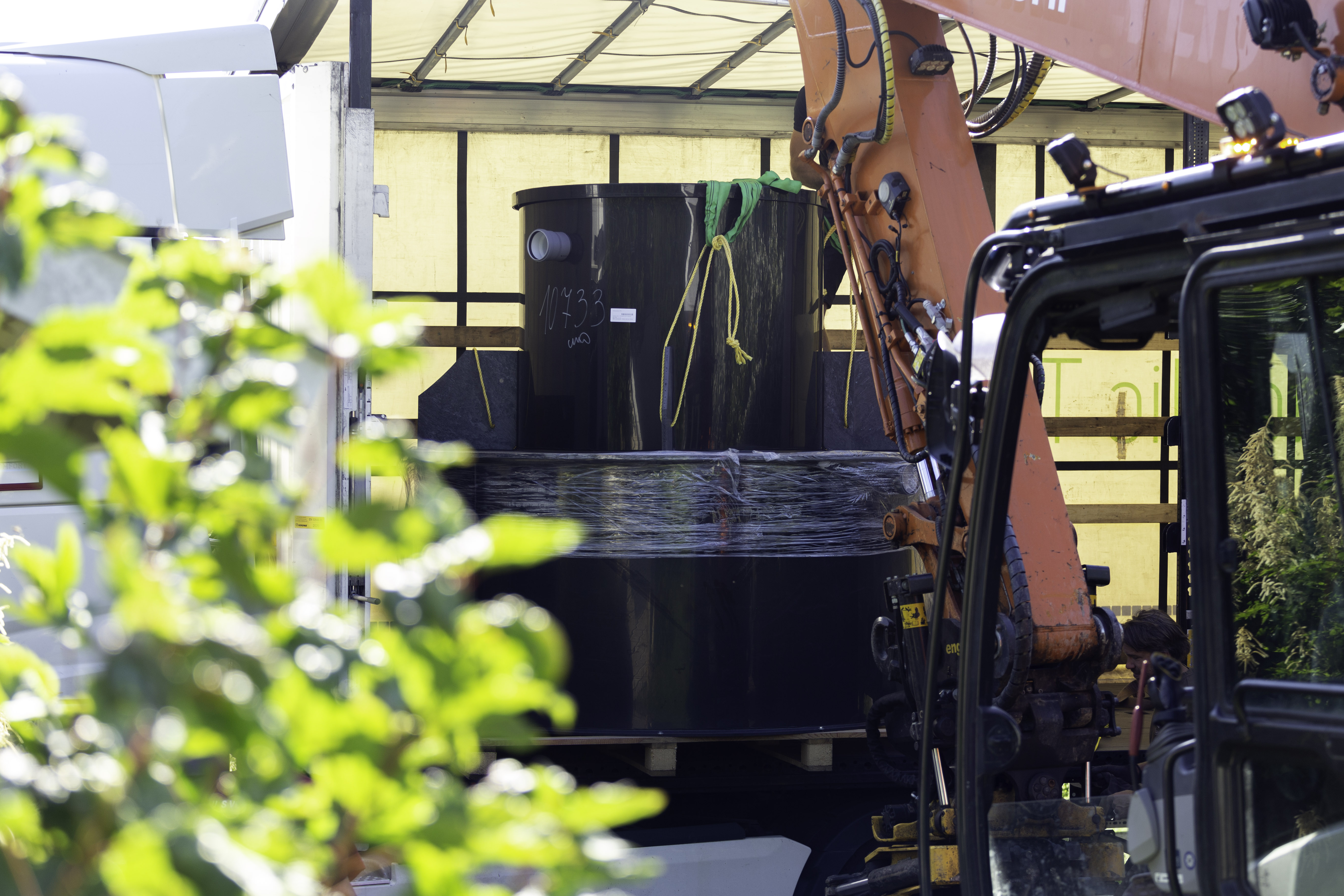 Minireningsverk lyfts på plats vid installation