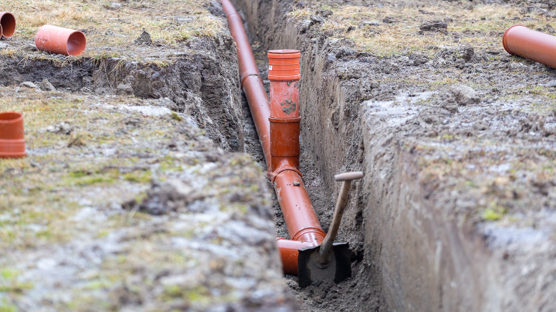 Rörgrav för trekammarbrunn — Elui installerar enskilt avlopp
